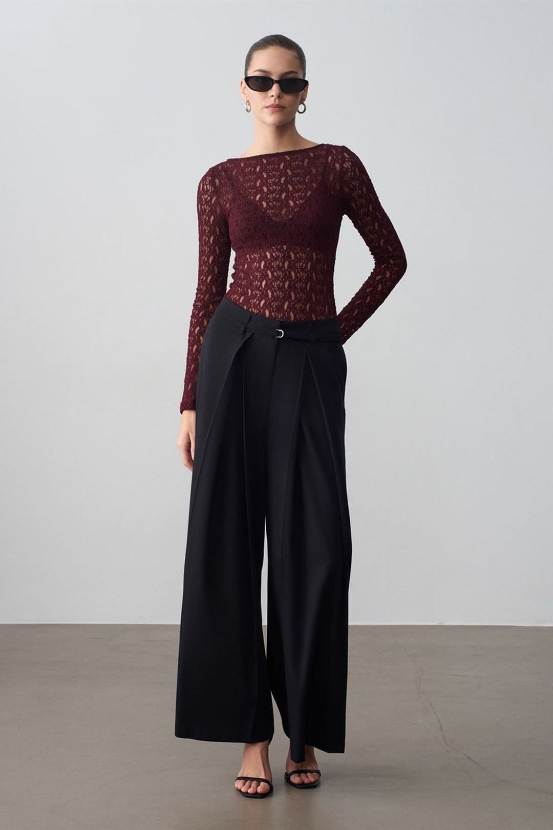 Dilvin Women's Wide-Leg Pleated Trousers in Black