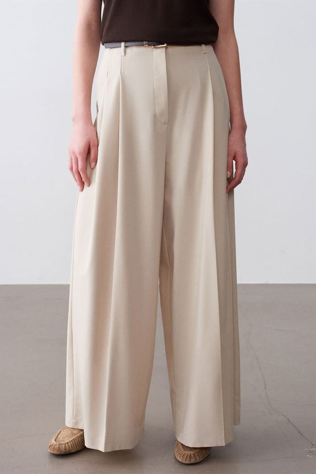Dilvin Dilvin Women's High-Waist Wide-Leg Crepe Trousers in Beige - 3