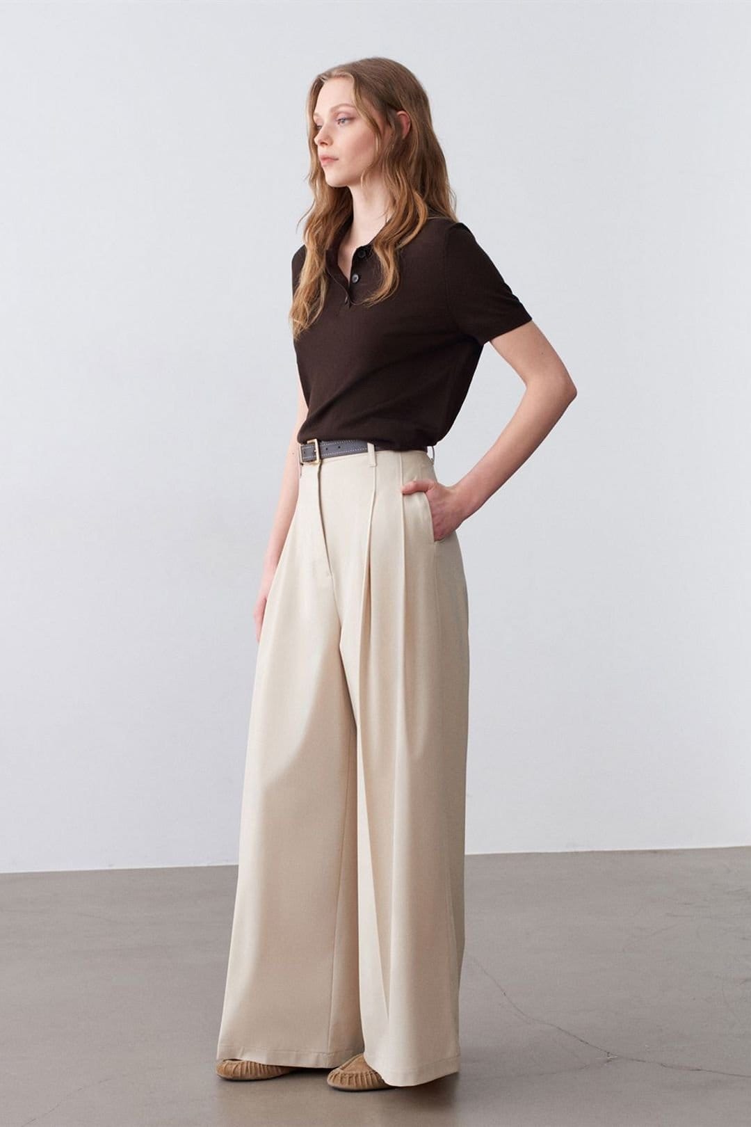 Dilvin Dilvin Women's High-Waist Wide-Leg Crepe Trousers in Beige - 4