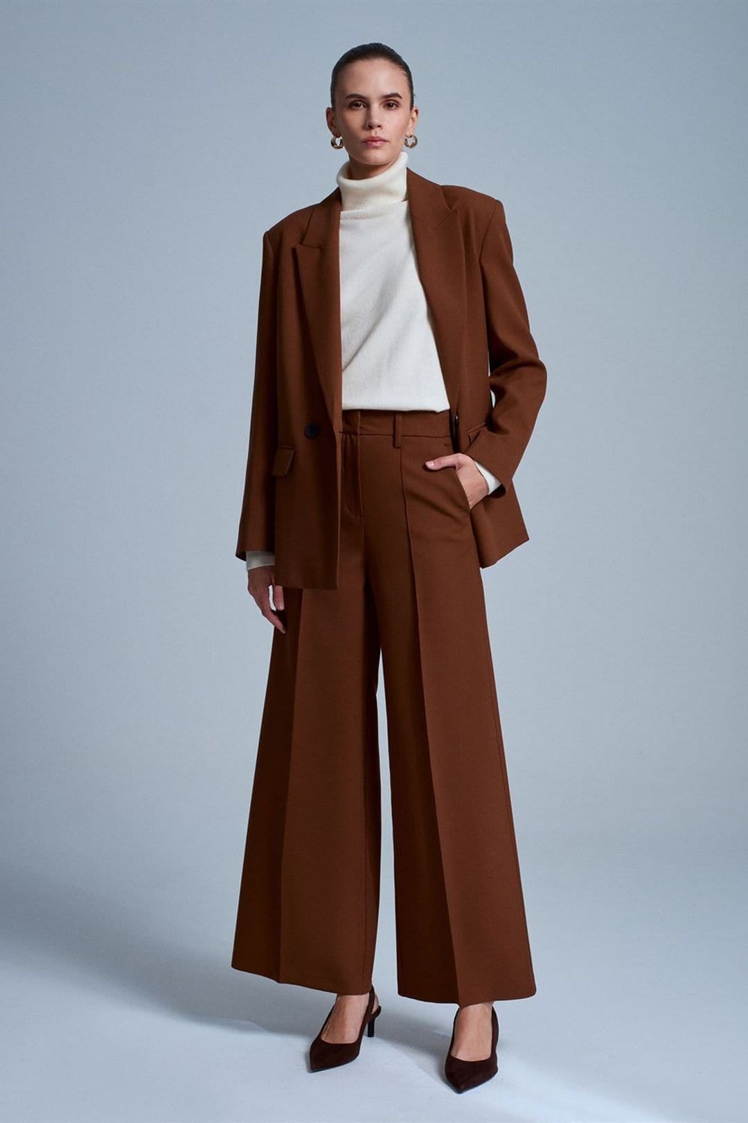 Dilvin Dilvin Women's Wide-Leg Crepe Trousers in Brown - 4