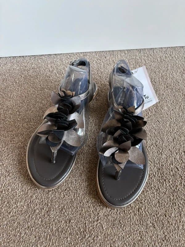 TU BNWT TU faux leather pewter silver flat flip flops sandals - size 5