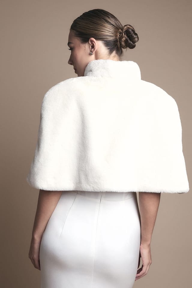 Coast Coast Women's Ivory Faux Fur Short Cape - 3