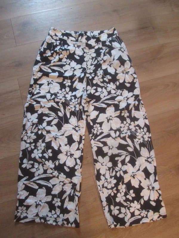 New Look New Look size 14 navy blue white pull on summer Trousers wide leg Good condition