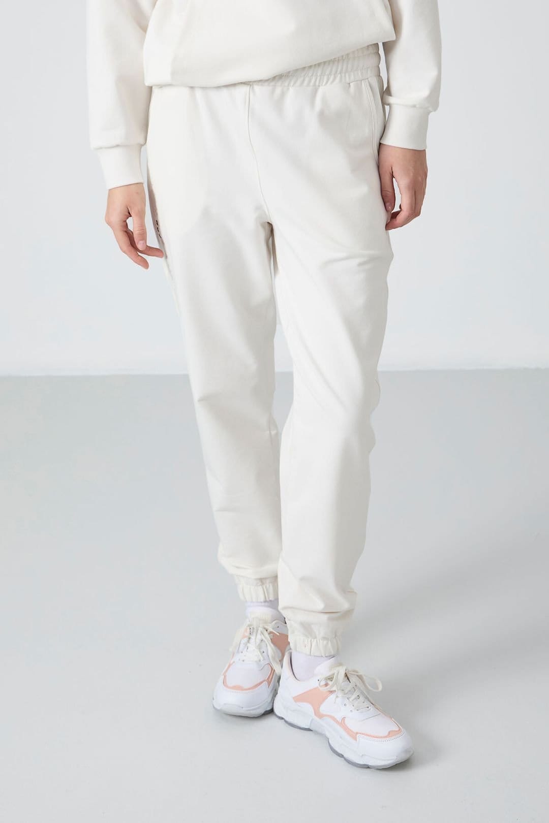 Tommy Life Tommy Life Women's Oversized Hooded Sweatshirt & Pants Set in Cream - 4