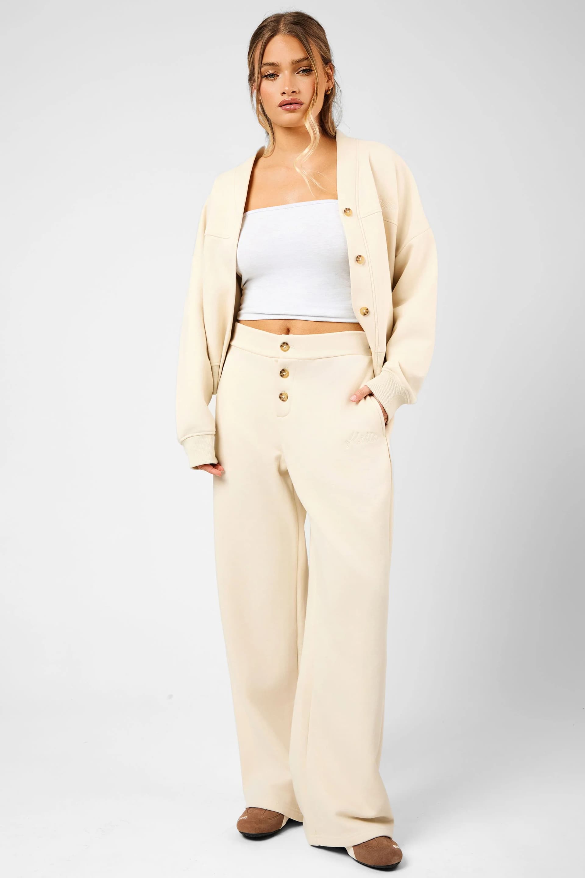Kaiia Kaiia Script Logo Button Down Detail Wide Leg Joggers Crème