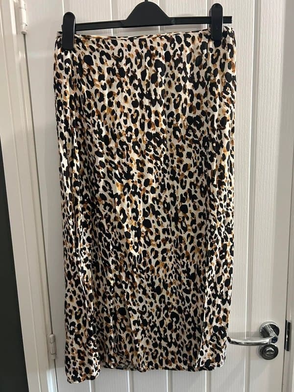 New Look New Look Leopard print midi skirt with Slit
