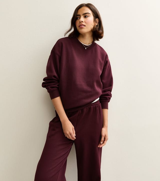 New Look Women's Burgundy Relaxed Fit Crew Neck Sweatshirt New Look - 2