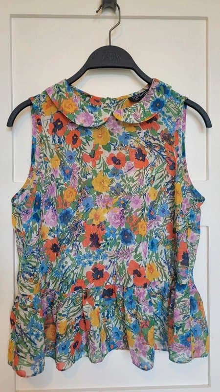 Topshop Topshop floral pattern chiffon peter pan collar sleeveless chiffon blouse, size 10