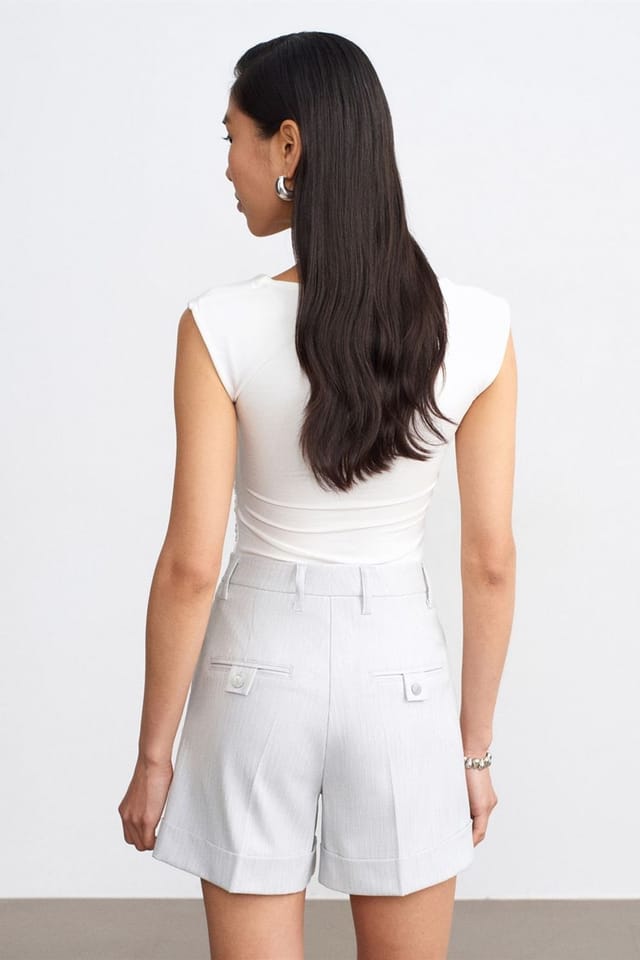 Dilvin Dilvin Women's High-Waist Tailored Woven Shorts in Off-White - 2