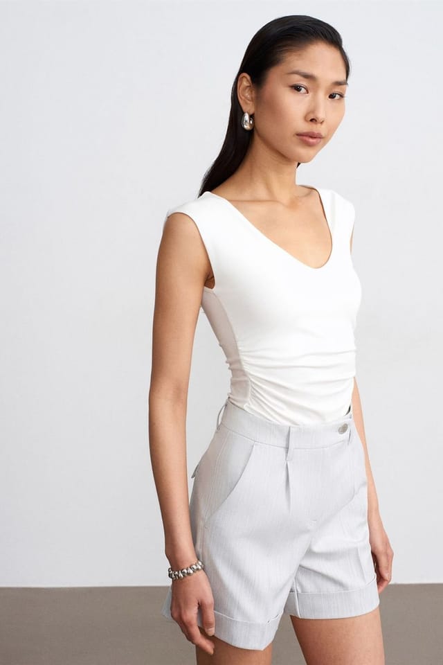 Dilvin Dilvin Women's High-Waist Tailored Woven Shorts in Off-White - 3