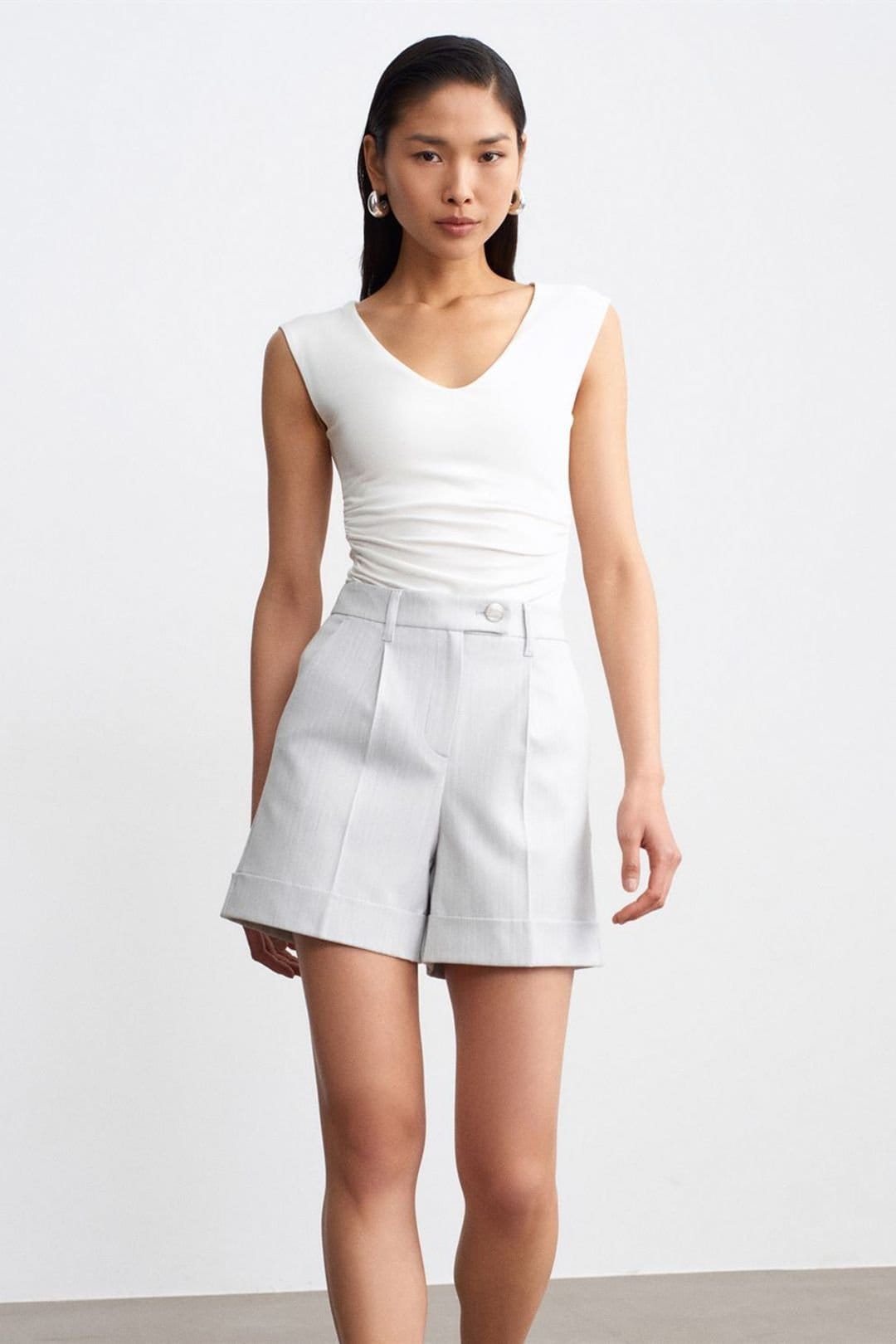 Dilvin Dilvin Women's High-Waist Tailored Woven Shorts in Off-White - 4