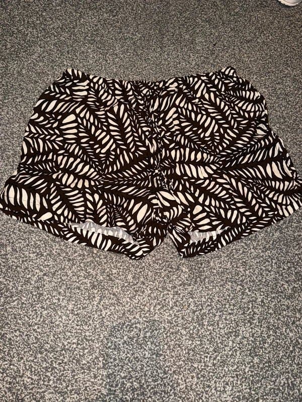 H&M BNWT H&M pattern shorts elastic waistband