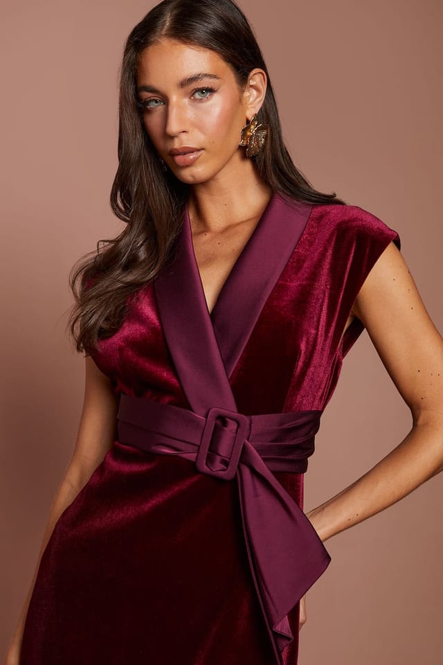 Coast Coast Women's Velvet Tux Midi Dress With Satin Lapel in Burgundy - 2