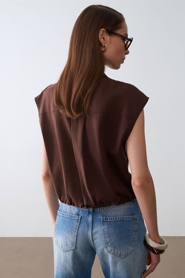 Dilvin Dilvin Women's Sleeveless Tencel Crepe Blouse in Brown - 2
