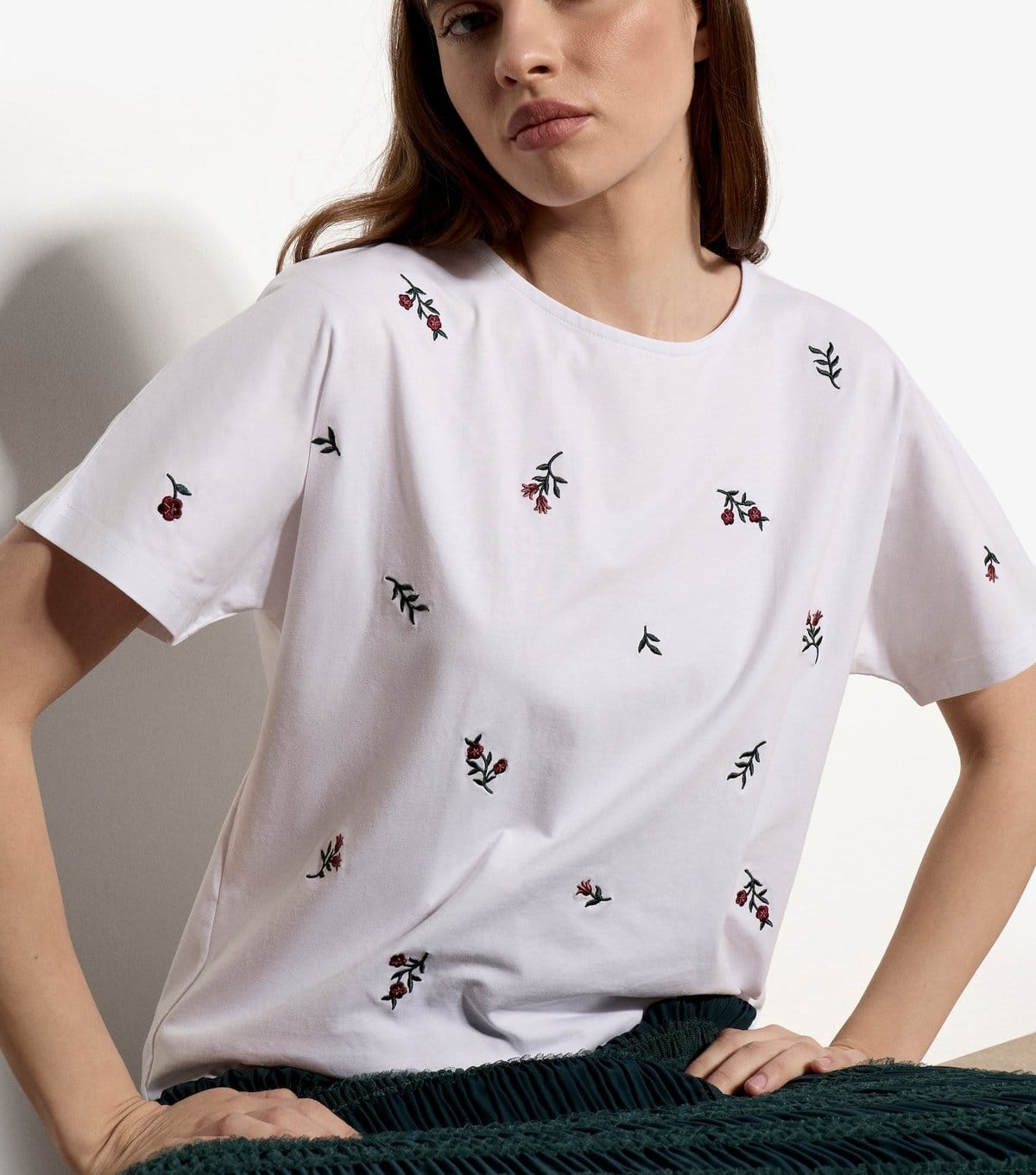 Apricot Women's White Floral Embroidered T-Shirt Apricot New Look - 4