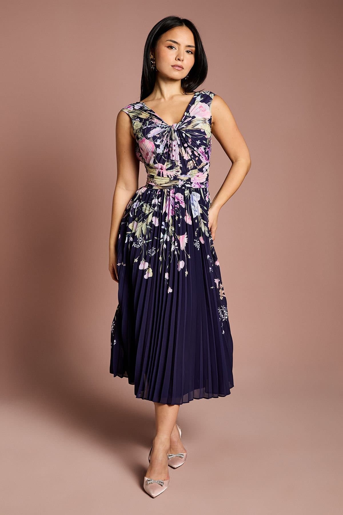 Coast Coast Women's Petite Placement Print Pleated V Neck Midi Dress in Navy