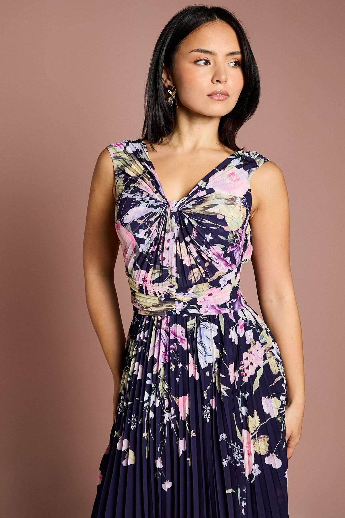Coast Coast Women's Petite Placement Print Pleated V Neck Midi Dress in Navy - 4