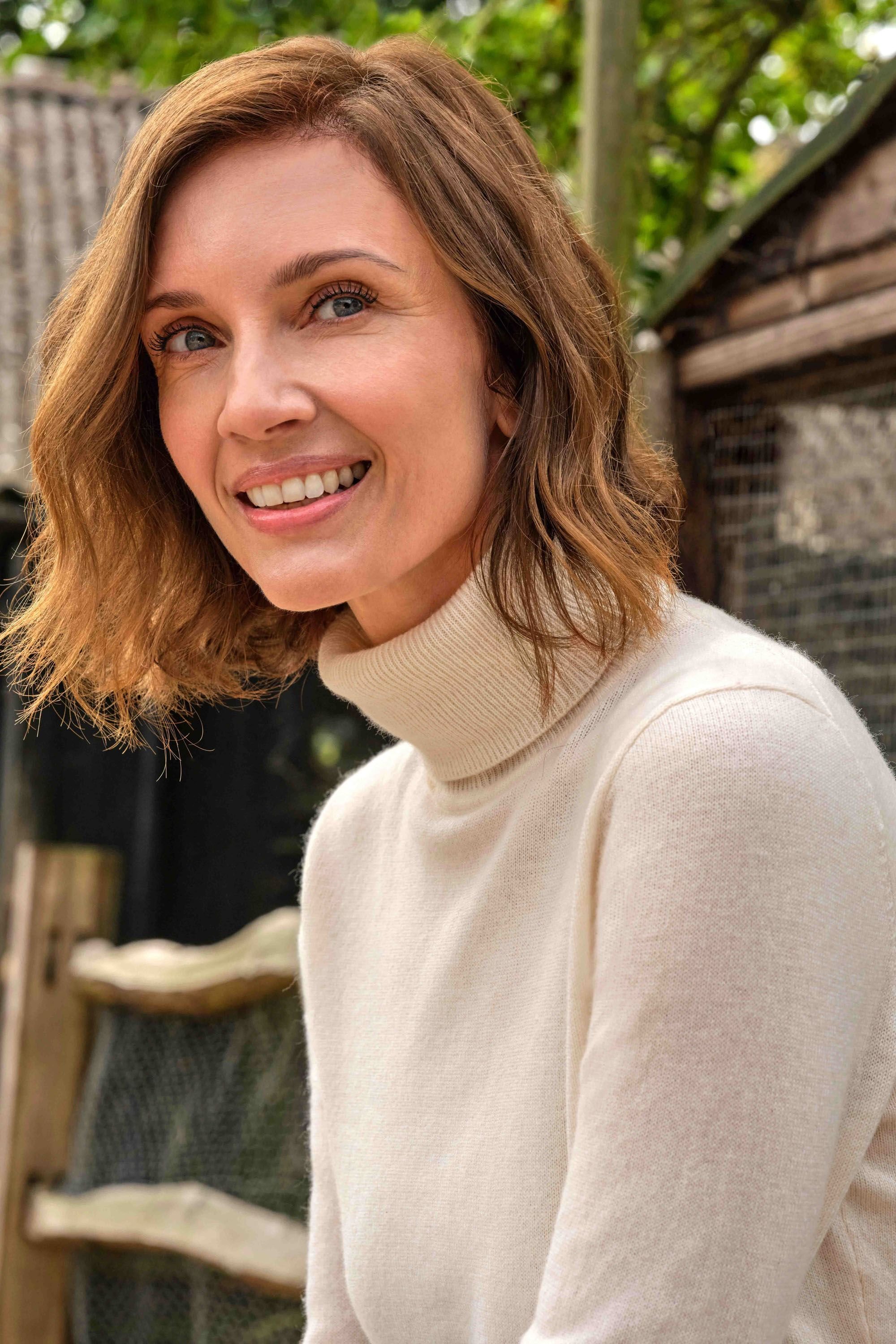 WoolOvers WoolOvers Women's Cashmere & Merino Fitted Polo Neck Knitted Jumper in Cream - 2