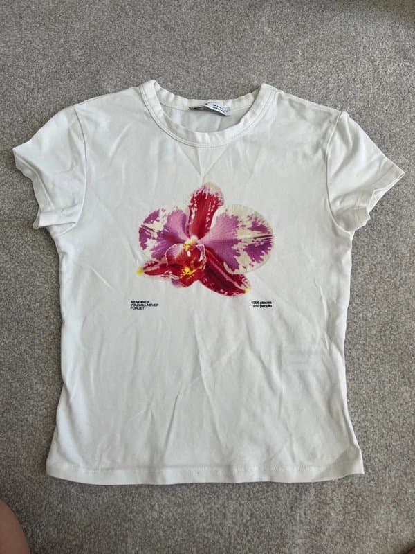 Bershka Bershka white T-shirt with flower detail