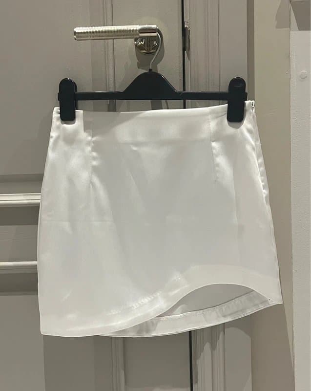 Bershka Ivory/Off-White Bershka Mini Skirt - Size Small