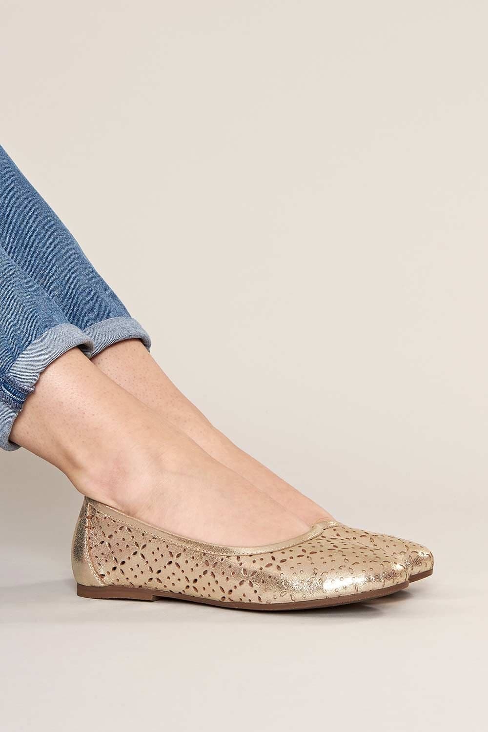 Moshulu Moshulu Women's Metallic Gold Ballerina Pumps