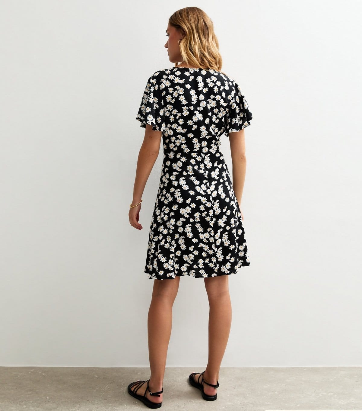 Sunshine Soul Women's Black Floral Print Flutter Sleeve Mini Dress Sunshine Soul New Look - 4