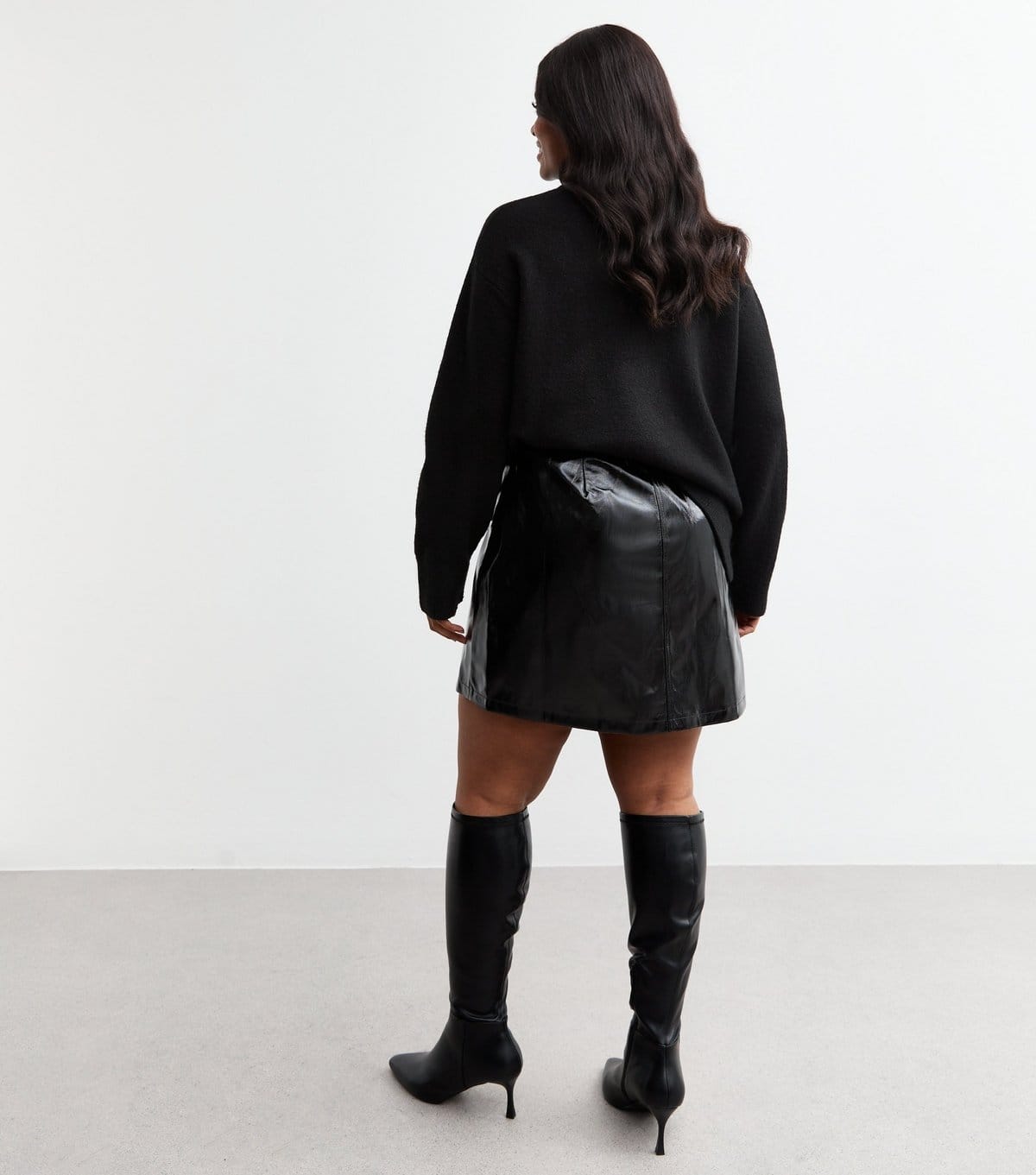 New Look Women's Plus Size Black Vinyl Faux Leather A-Line Mini Skirt Curves New Look - 4