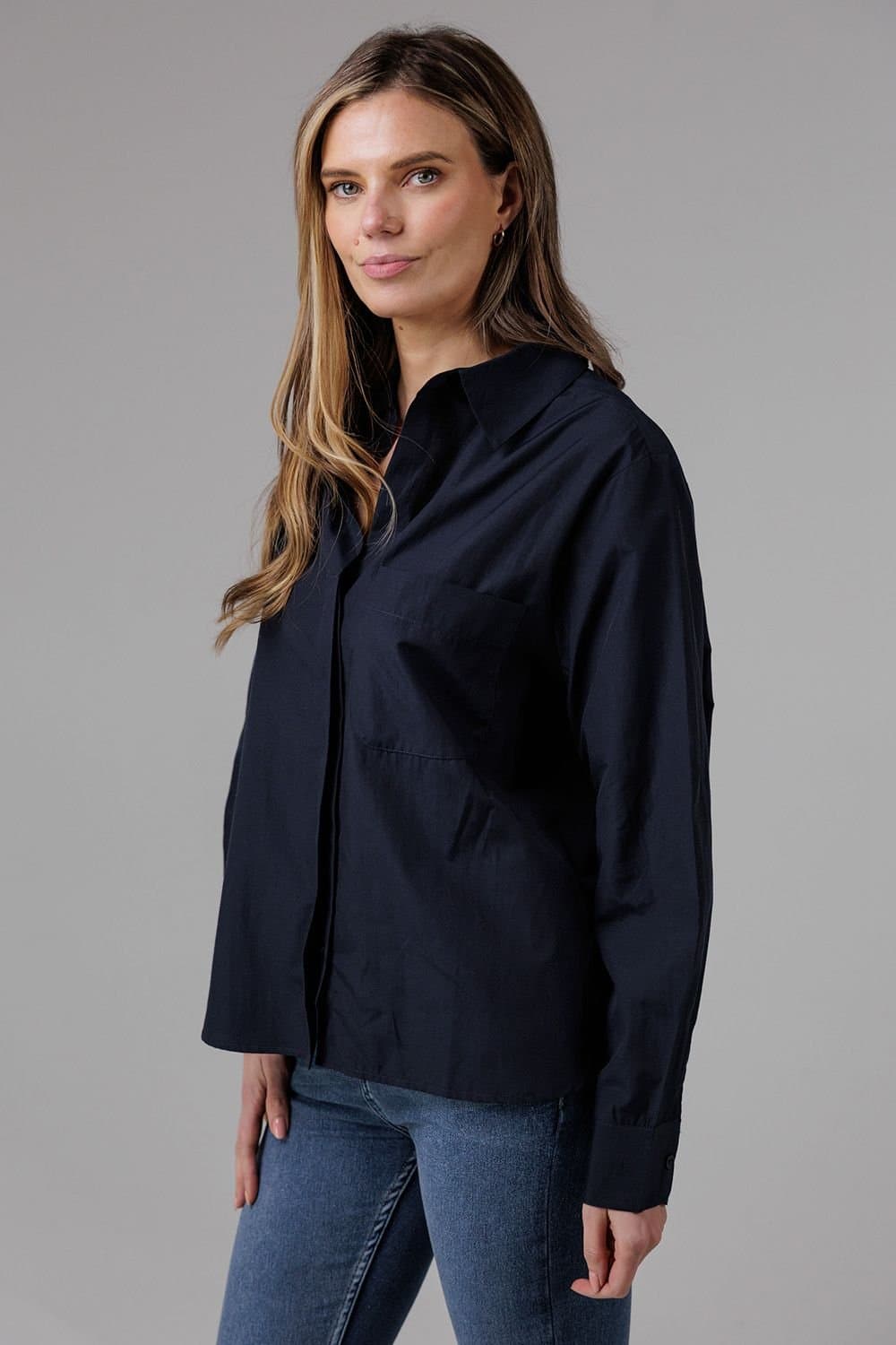 French Connection French Connection Women's Cotton Long Sleeve Chest Pocket Poplin Popover High-Low Hem Shirt in Navy