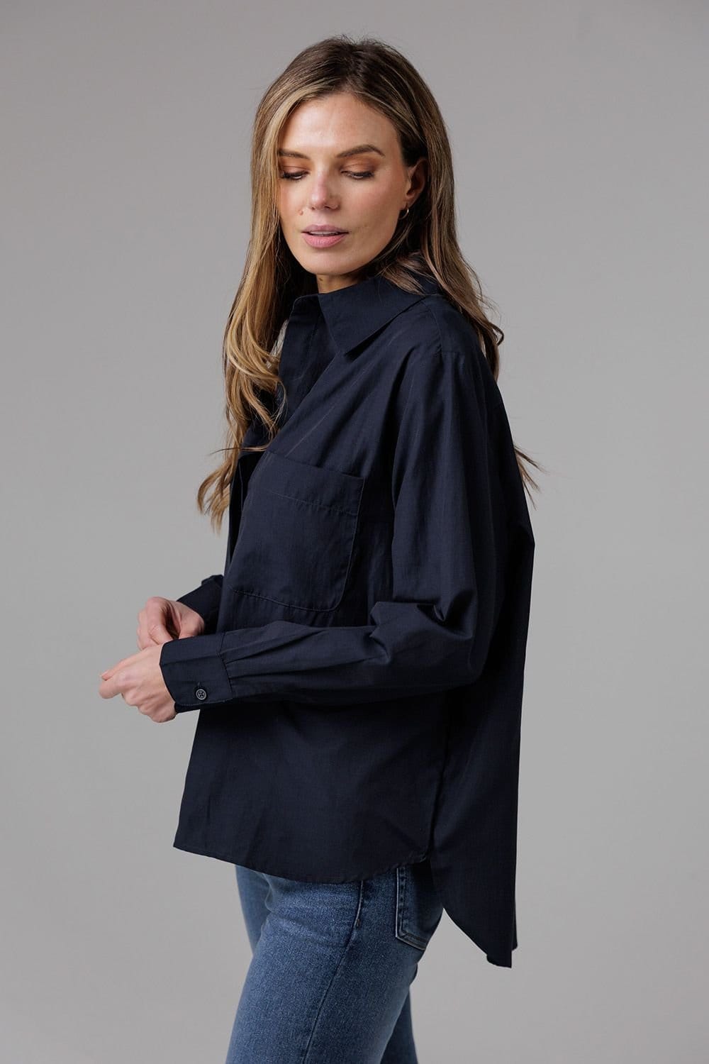 French Connection French Connection Women's Cotton Long Sleeve Chest Pocket Poplin Popover High-Low Hem Shirt in Navy - 4