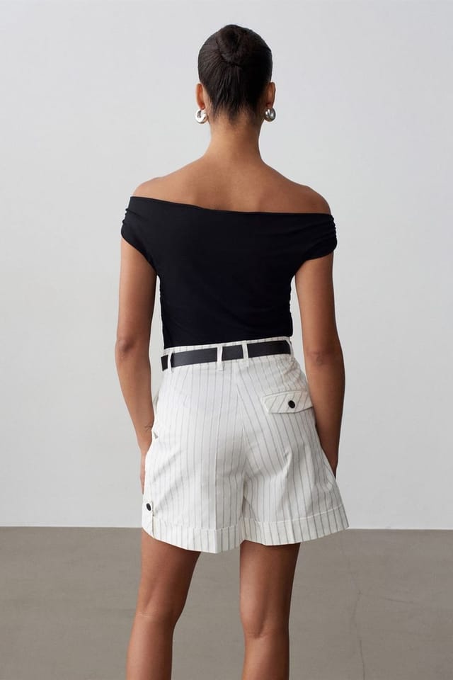 Dilvin Dilvin Women's High-waist Striped Belted Tailored Shorts in Off-White - 2