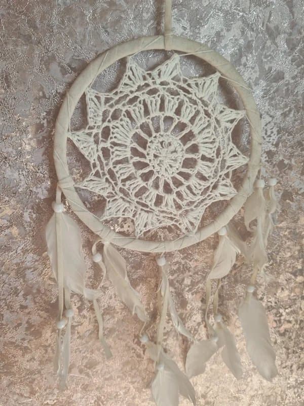 DreamCatcher 🤍 Crochet Dreamcatcher – White Feathers & Beads