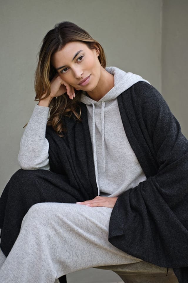 Cove Cove Women's Lola Cashmere Travel Wrap in Charcoal - 2