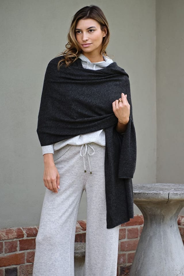 Cove Cove Women's Lola Cashmere Travel Wrap in Charcoal - 3
