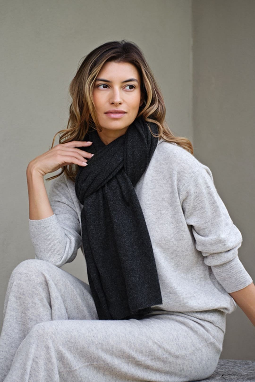 Cove Cove Women's Lola Cashmere Travel Wrap in Charcoal - 4