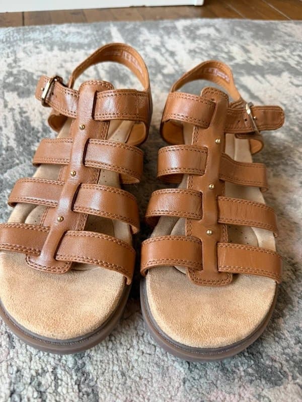 Clarks Clark’s Leather gladiator style flat sandals size 6d