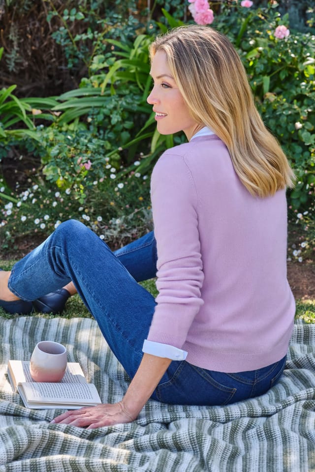 WoolOvers WoolOvers Women's Cashmere & Merino V Neck Jumper in Lilac - 3
