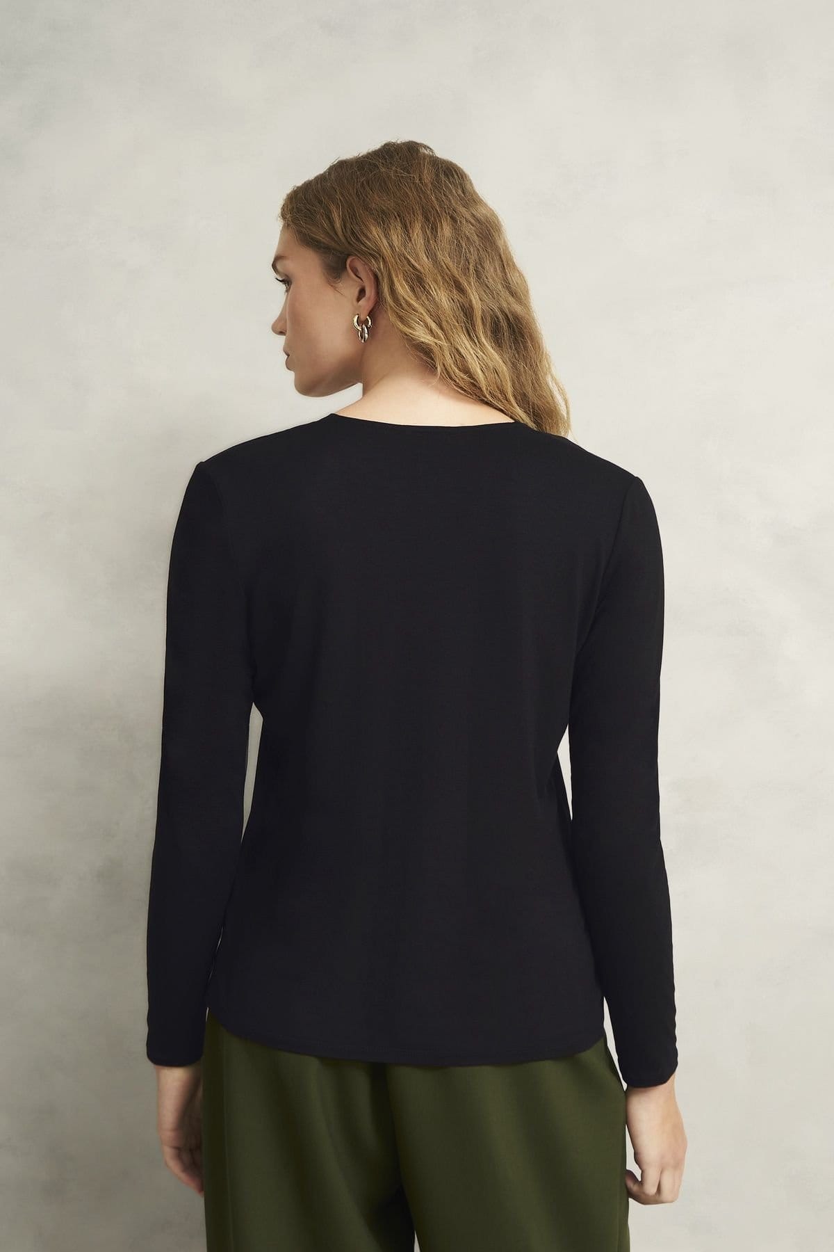 Hobbs London Hobbs London Women's Danika V-Neck Long Sleeve Blouse in Black - 4
