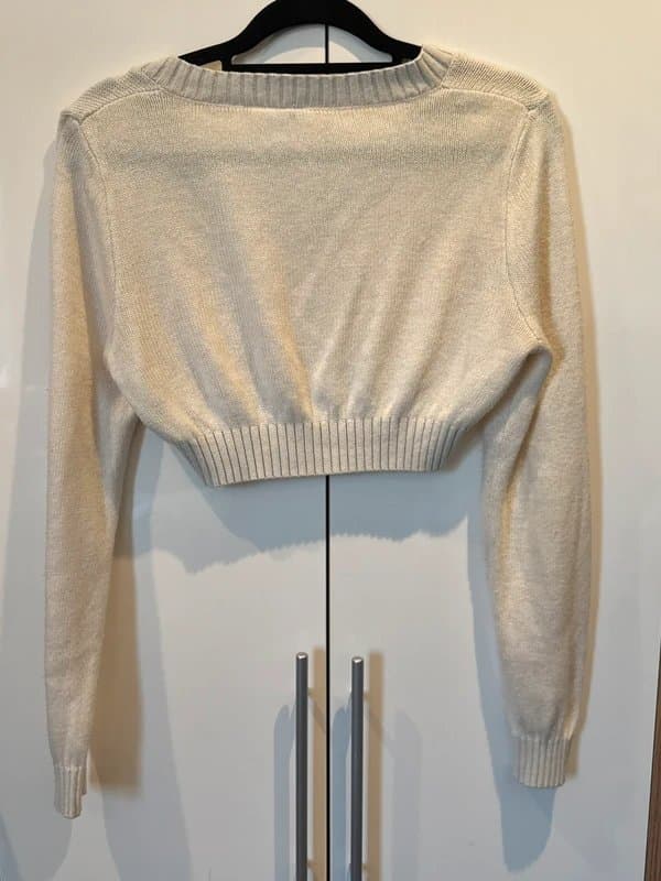 H&M Cream Cropped Knit V Neck Jumper