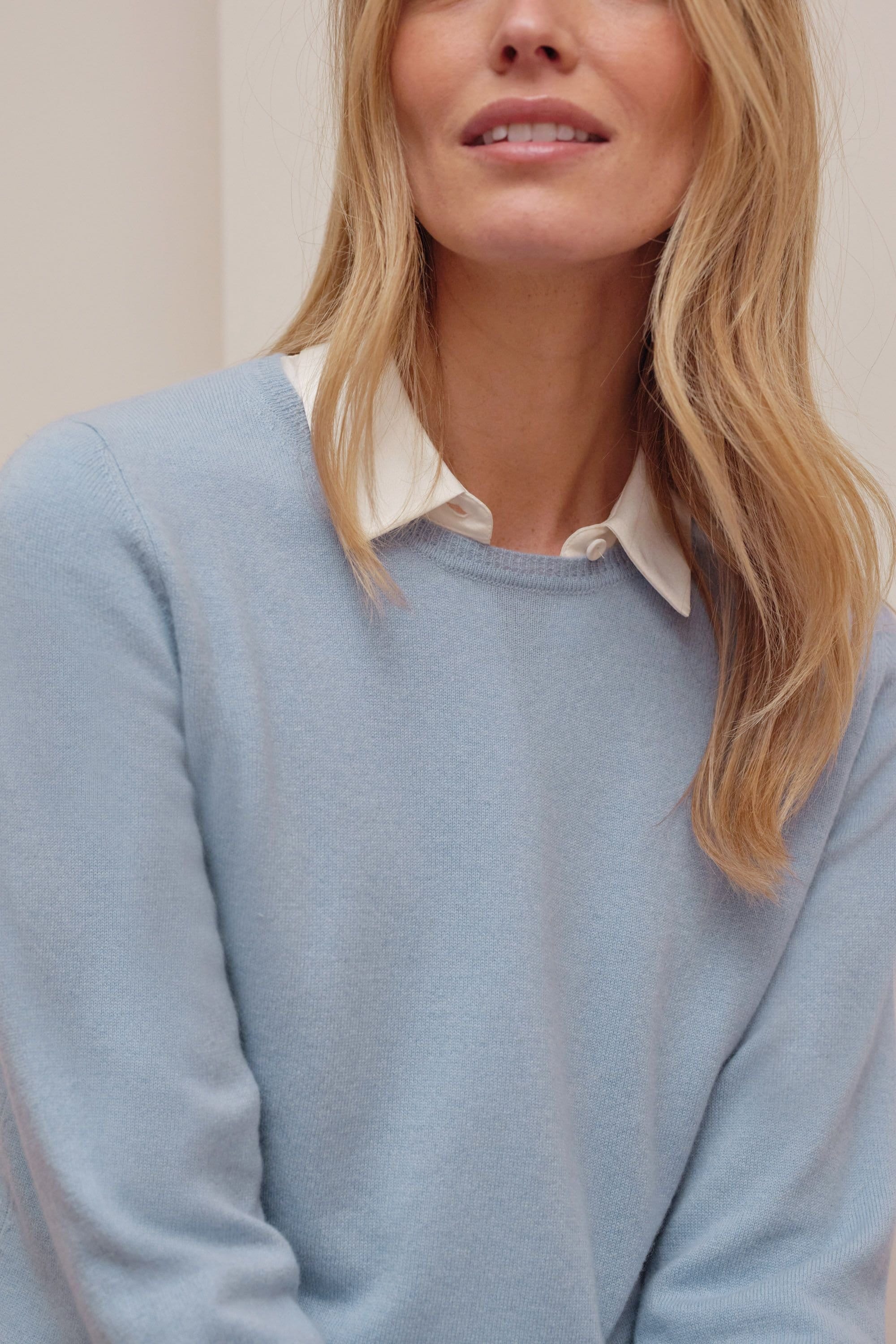 Pure Collection Pure Collection Women's Cashmere Crew Neck Sweater in Light Blue - 2