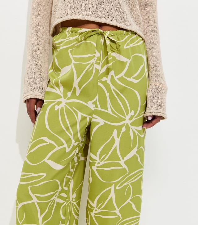 New Look Women's Green Crepe Sketch Floral Print Wide Leg Trousers New Look - 2
