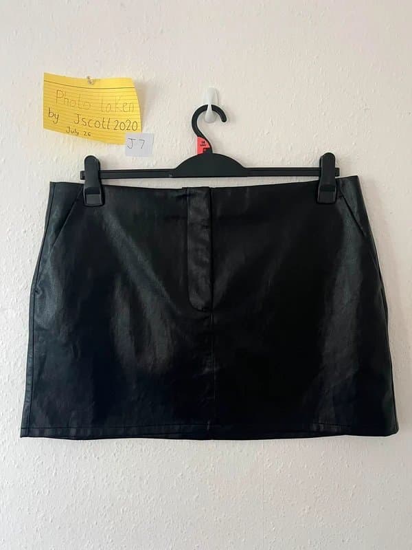 Marks & Spencer M&S faux leather style skirt size 20 large concert night out wear