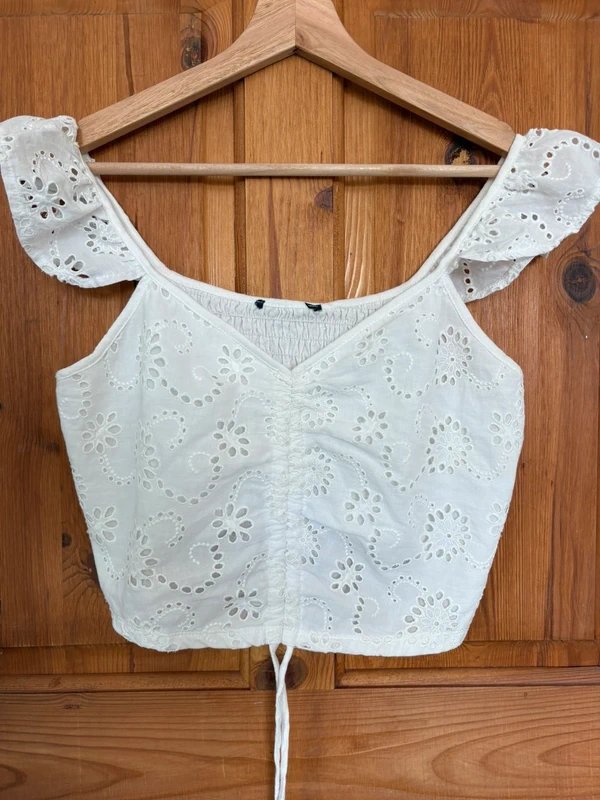 New Look Beautiful white, broderie anglaise crop top. - 1