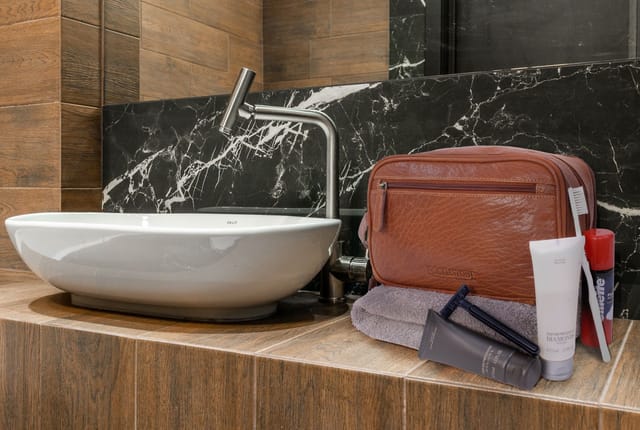 Bucklestone Bucklestone Men's Durham Leather Wash Bag in Tan - 2