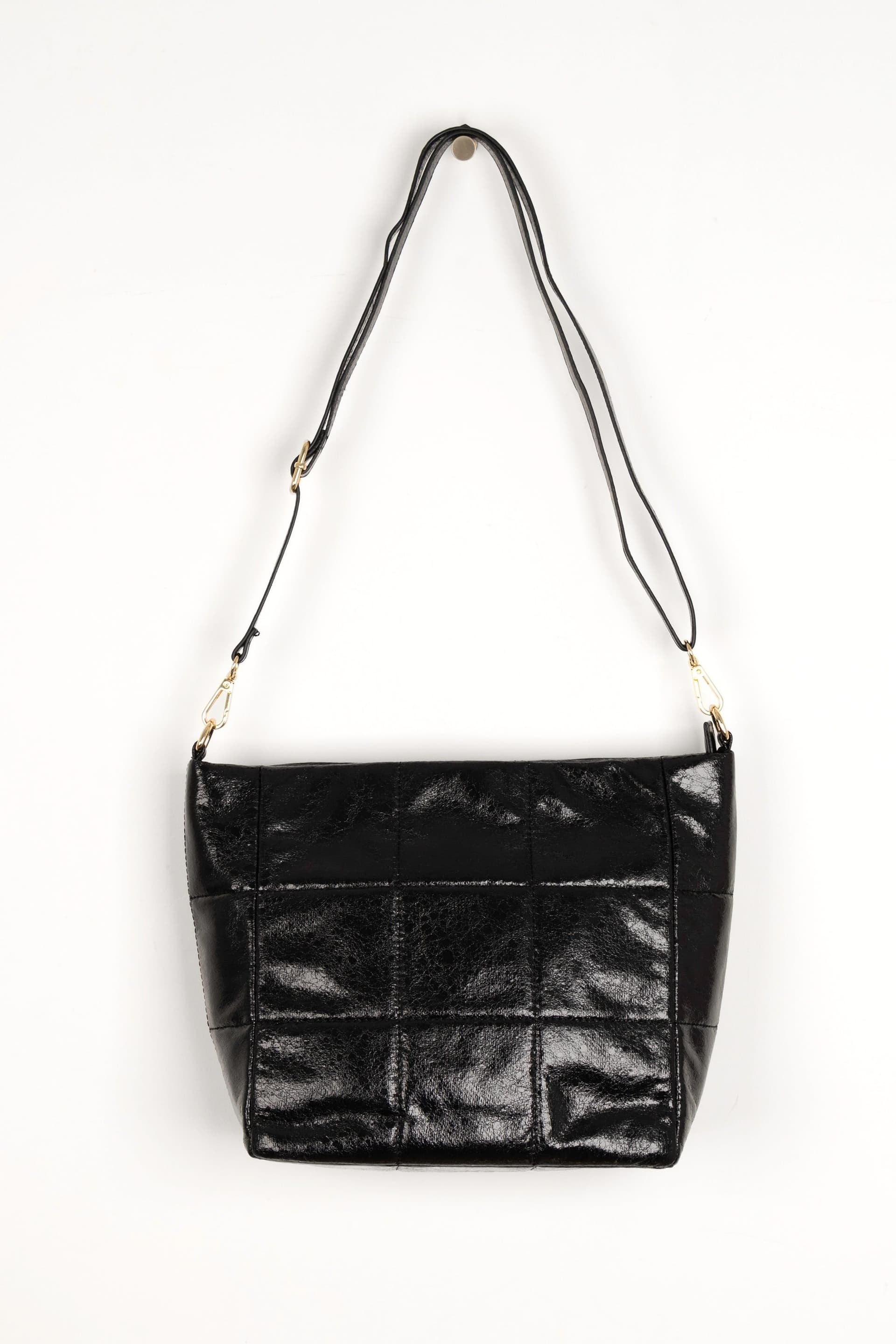 Etre Etre Women's Black Metallic Faux Leather Crossbody Bag