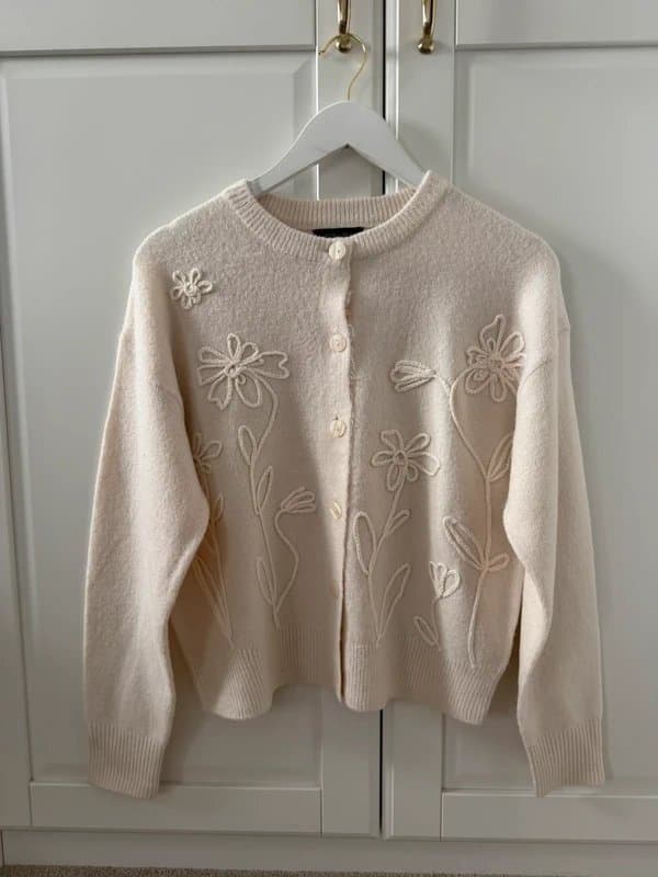New Look Size s Brand new with out tags. Paid £24.99 beige floral embroidered cardi Newlook