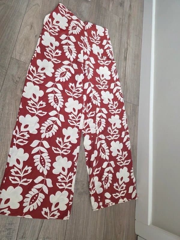 New Look Floral patterned trousers