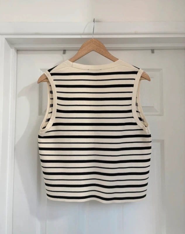 New Look Adorable Women's New Look Cream Black Striped Fitted Knit Waistcoat Top size 14 - 1
