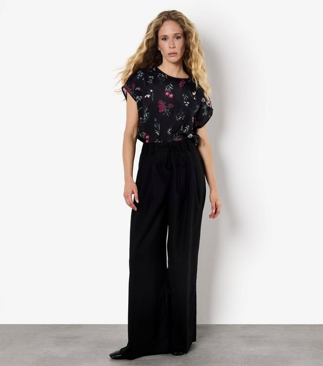 Apricot Women's Black Botanical Floral Print Top Apricot New Look - 2
