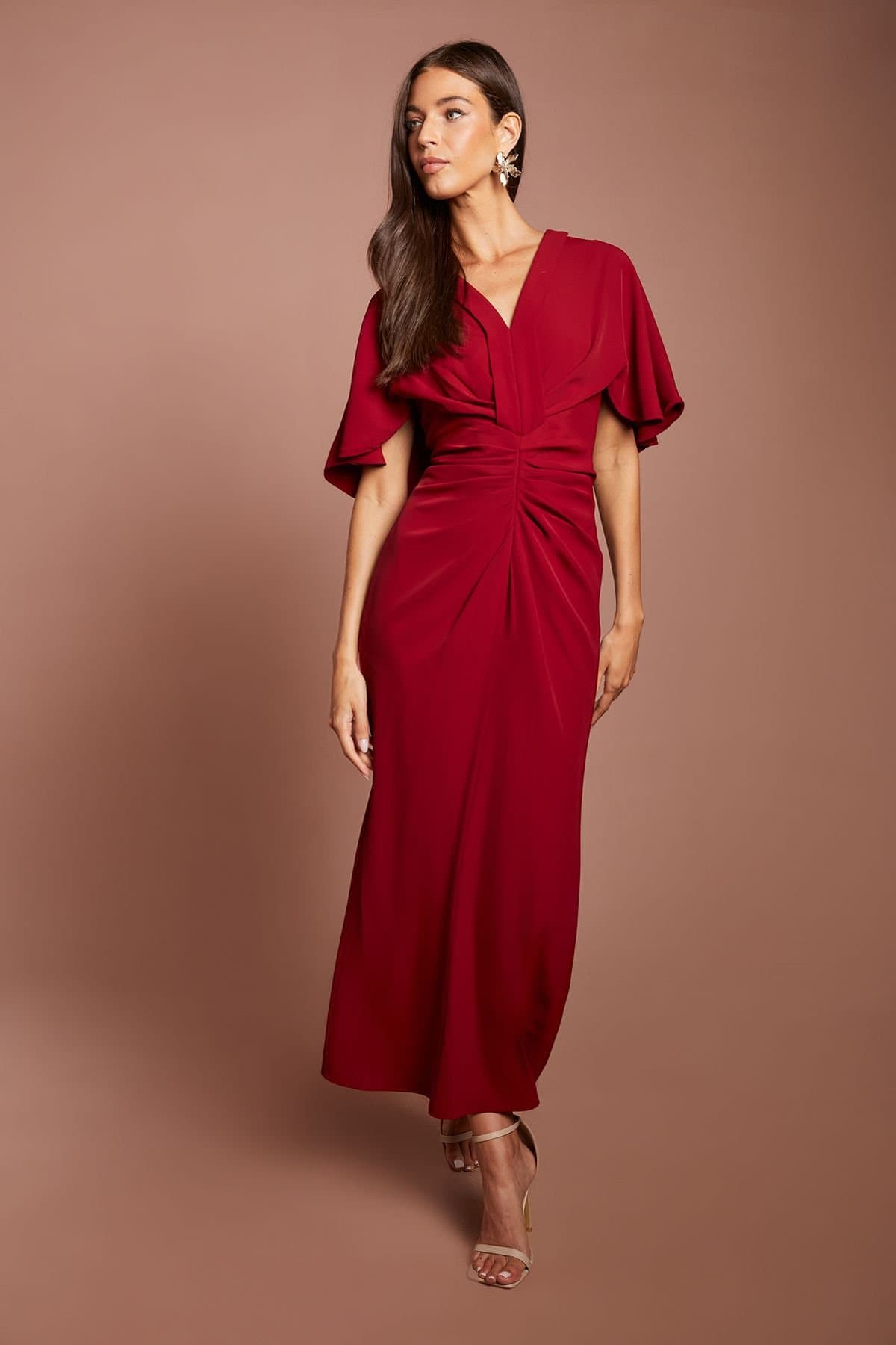 Coast Coast Women's V Neck Short Sleeve Ruched Midi Dress in Burgundy