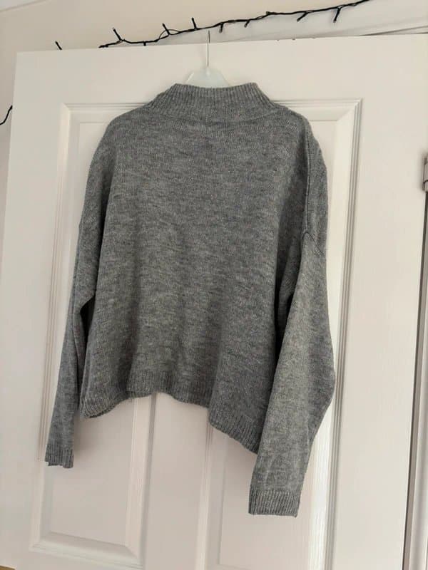 New Look Grey cropped embroidered jumper